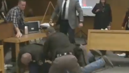 VIDEO: Un padre, Randall Margraves, ataca a Larry Nassar en la corte