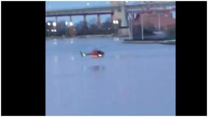 VER: Un helicóptero se estrella en el East River de Nueva York [VIDEO]