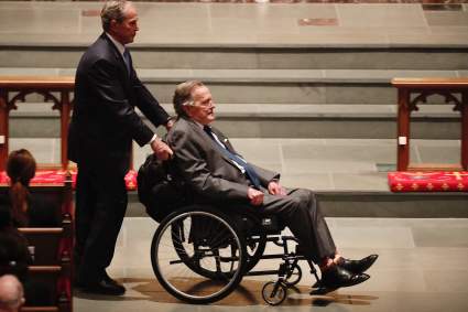 George HW Bush en cuidados intensivos un día después del funeral de su esposa