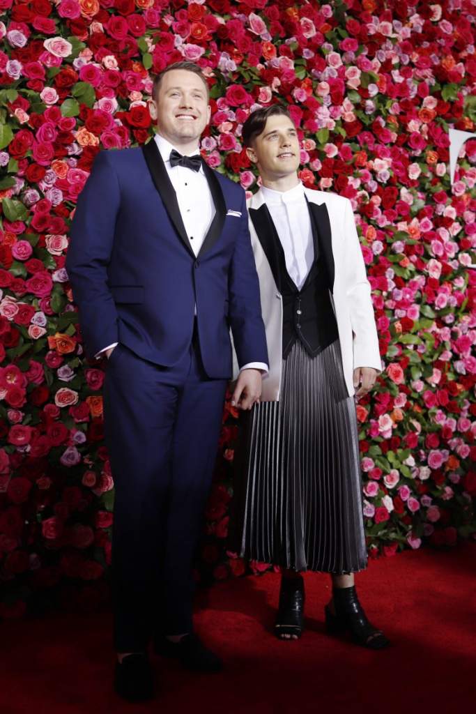 Tony awrads 2018, Los peores vestidos, peores looks, alfombra roja, fotos, Michael Arden y Andy Mientus