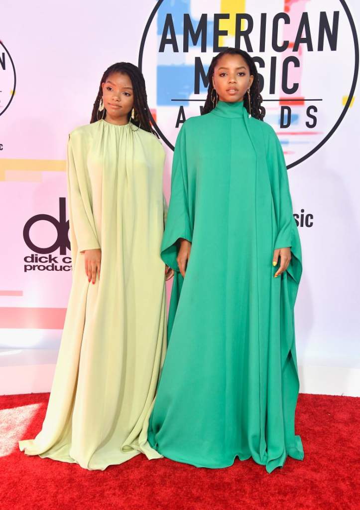 American Music Awards 2018: Los peores vestidos de la alfombra [FOTOS], peores vestidos, Halle Bailey (Izq. y Chloe Bailey of Chloe x Halle en 2018 American Music Awards