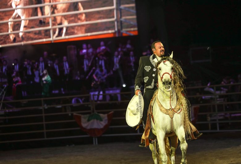 Pepe Aguilar y su familia : Las fotos que tienes que ver, Aguilar y su familia en su sshow de Jaripeo sin Fronteras, hijos, hijas, esposa