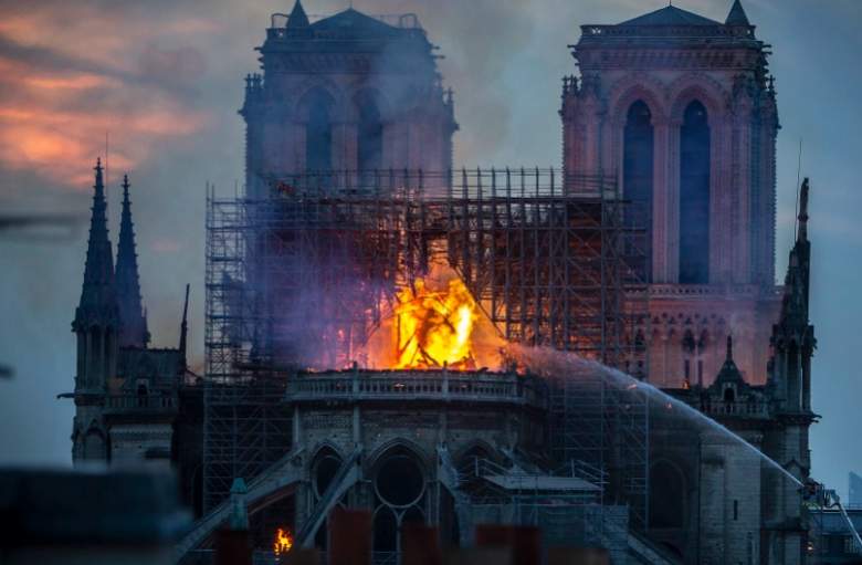 Personas ven a Jesús entre las llamas en Notre-Dame - FOTOS