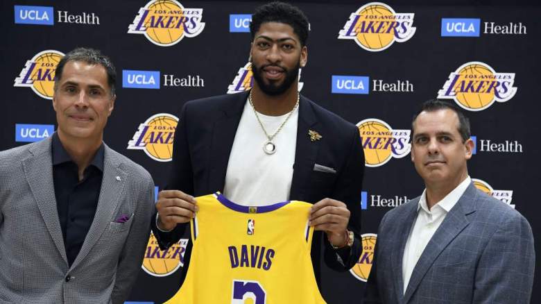 VER: Anthony Davis viste el uniforme de los Lakers por primera vez