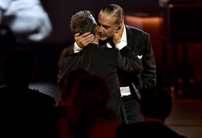 Un hombre se le abalanzó a Alejandro Fernández con flores: ¿qué hizo el cantante?