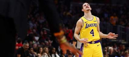VER: Esta cantante es sorprendida mirando a jugador de los Lakers