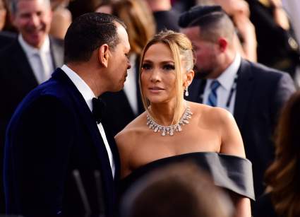Este look de Jennifer López le costó casi $10,000: ¿qué tiene que ver con las jirafas?