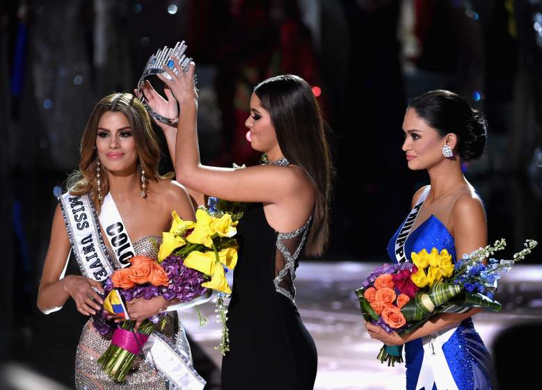 la Miss Colombia Ariadna Gutiérrez haciendo ejercicio con su perrito