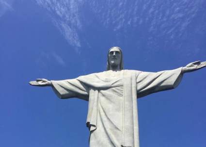 El  Cristo de Río de Janeiro abraza Naciones con Coronavirus