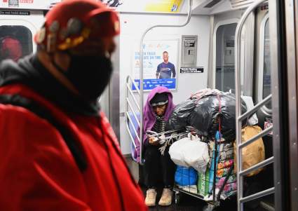 COVID-19: Cuomo dice que es “asqueroso” que desamparados estén en trenes de NY
