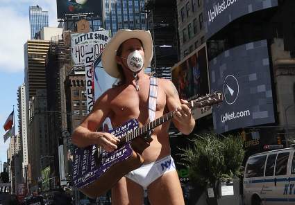 El ‘Naked Cowboy’ viola cuarentena y dice que el coronavirus murió: ¿Trump lo visitó?