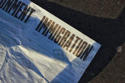 ¿A quién afecta la suspensión migratoria de Trump? Pregúntale al abogado Salvador Cicero