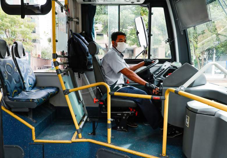 Conductor de bus muere por coronavirus después de que una pasajera le tosiera: Video