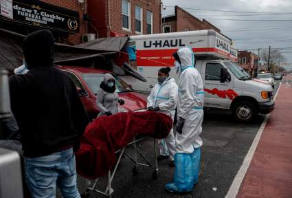 Alcalde de NY llama “abominable” a funeraria que dejó 50 muertos en carros de mudanza