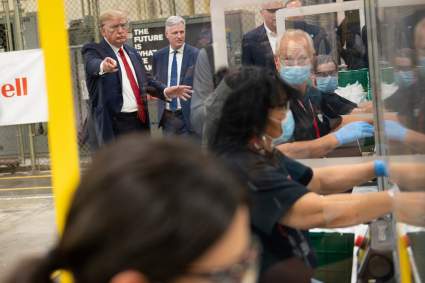 Trump terminó su cuarentena: visitó fábrica de máscaras pero no quiso usarlas