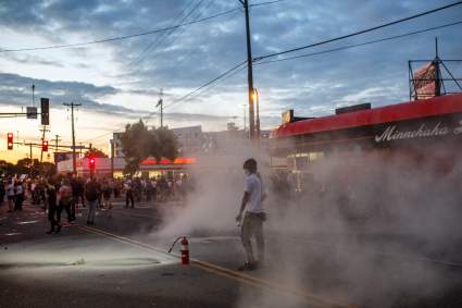 [Videos] Saqueos en Target y caos en Minneapolis tras protestas por muerte de George Floyd