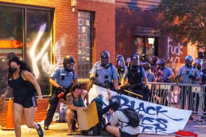 Foto de policía Derek Chauvin con gorra racista tras asfixiar a hombre negro es falsa