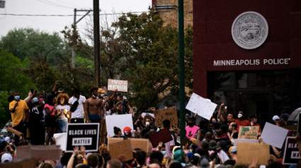 [VIDEO]: Incendian precinto en Minneapolis durante protestas tras la muerte bajo custodia de George Floyd
