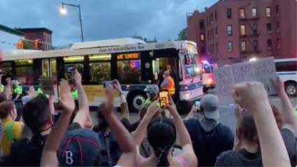 [VIDEO] Conductor de autobús en Nueva York se niega a transportar manifestantes detenidos. Entérate por qué.