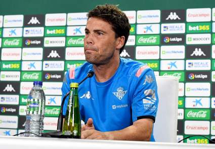 Betis destituye a su entrenador
