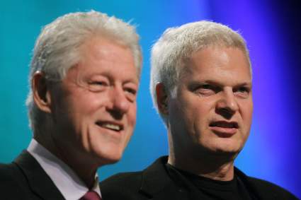 Se suicidó Steve Bing, ex de la modelo Elizabeth Hurley y amigo de Clinton