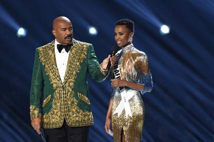 Miss Universo, Zozibini Tunzi, se enfrenta a Disney por sus princesas
