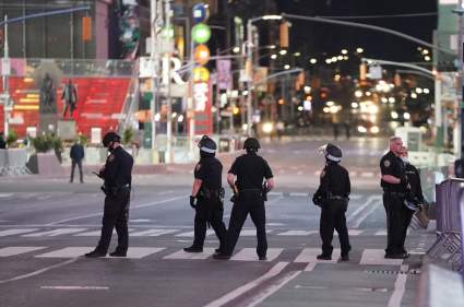 10 policías matan a hombre armado en Nueva York y desatan la ira