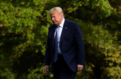 ¿Trump está enfermo?: caminó con pasitos de bebé y crece alarma sobre su salud: [VIDEO]