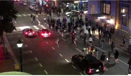 [VER]: Patrulla  golpea  manifestantes en San Diego; Fuego en Oakland