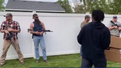 [VIDEO]: Manifestantes de Black Lives Matter se ven obligados a marchar frente a grupo de blancos armados con rifles