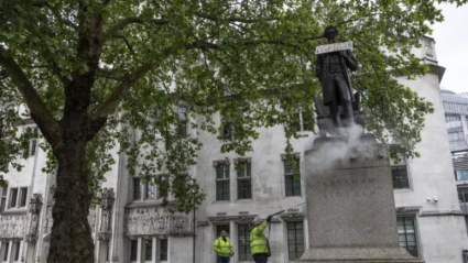 [FOTOS]: Desfiguran estatua de Abraham Lincoln durante protestas en Londres. ¿Cuál es el significado?
