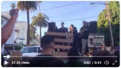 Manifestantes en Oakland exigen desfinanciar el departamento la policía. ¿Qué significa?