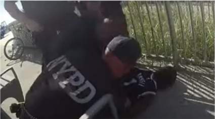 [VIDEO]: Imágenes del oficial de la policía de Nueva York David Afanador usando una técnica de detención prohibida