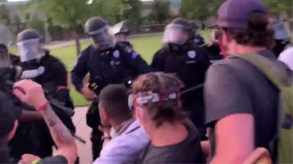 [VIDEO]: Policía en Colorado ataca con gas pimienta a asistentes en vigilia para Elijah McClain