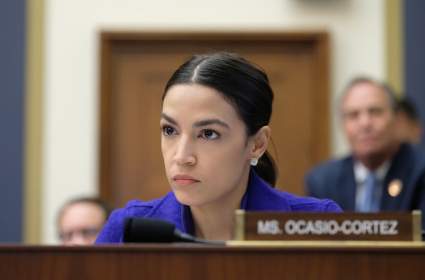 Alexandría Ocasio-Cortéz responde a congresista que la llamó “maldita perra”: poderoso discurso