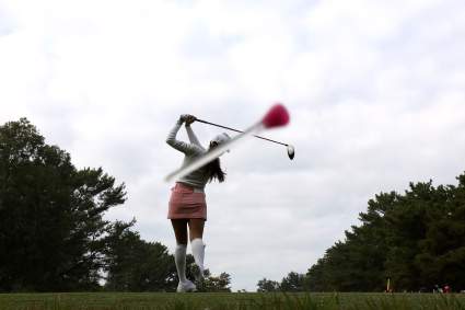 [VIDEO] La sexy golfista Lucy Robson pone en riesgo a un amigo con un peligroso tiro: ¿superó el reto?