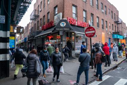 Impuesto a 112 multimillonarios de NY daría cheque de $3,000 a indocumentados