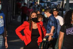Cheques COVID-19: Alexandr&iacute;a Ocasio Cort&eacute;z critica a los republicanos