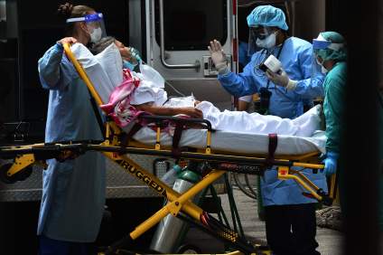 Muertes por COVID-19 siguen bajando: ¿es señal de que el virus se está yendo?