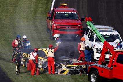 El video que eriza la piel: un piloto del NASCAR arrolló a un mecánico en plena carrera