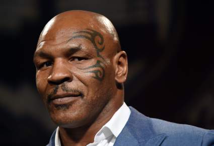 [VIDEO] Mike Tyson firma el contrato para su vuelta al ring… ¡mientras fuma un porro!