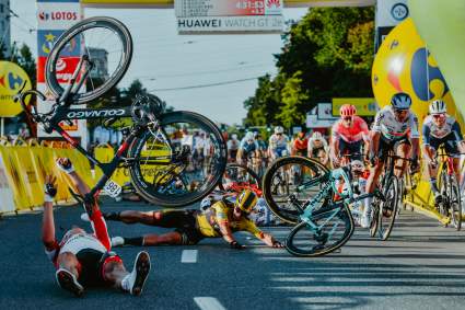 [VIDEO] Cobarde maniobra estremece al ciclismo mundial: encerró al rival llegando a la meta y lo dejó en coma