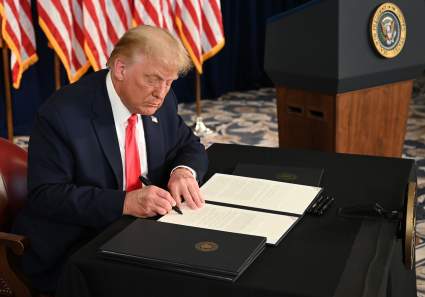 Trump firma  orden ejecutiva para extender bono de desempleo por $400: ¿qué más anunció?