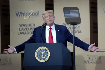 Cheques COVID-19: ¿Administración Trump podría acabar negociación sobre 2do cheque de $1,200?