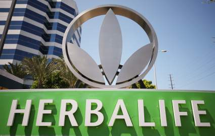 Multan a Herbalife con $123 millones por corrupción criminal y fraude. ¿Qué hizo la compañía?