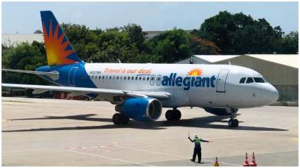[Video]: Azafata de Allegiant saca a un anciano del avión tras reclamo por uso de máscara del COVID-19