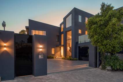 El cantante John Legend y su esposa ponen a la venta su lujosa mansión por $23.9 millones