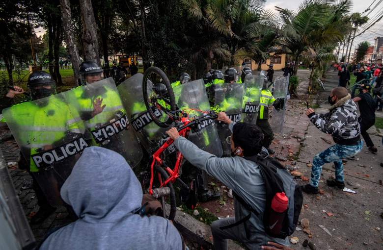 Estallan disturbios tras muerte de abogado bajo custodia