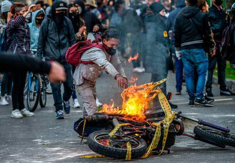 Estallan disturbios tras muerte de abogado bajo custodia