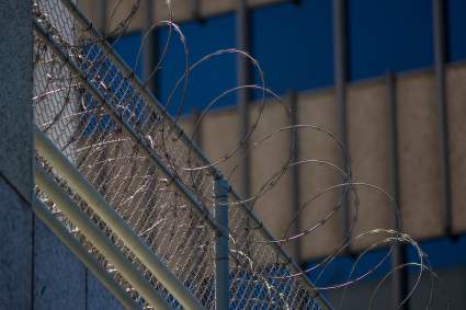 Denuncian que a varias mujeres bajo custodia de “la Migra” les sacaron el útero: ¿Quién acusó a ICE?